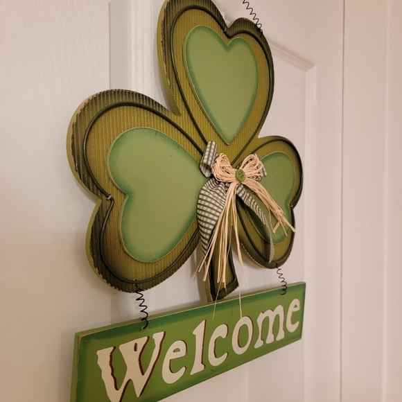 Shamrock Welcome Sign - Picture 3 of 3